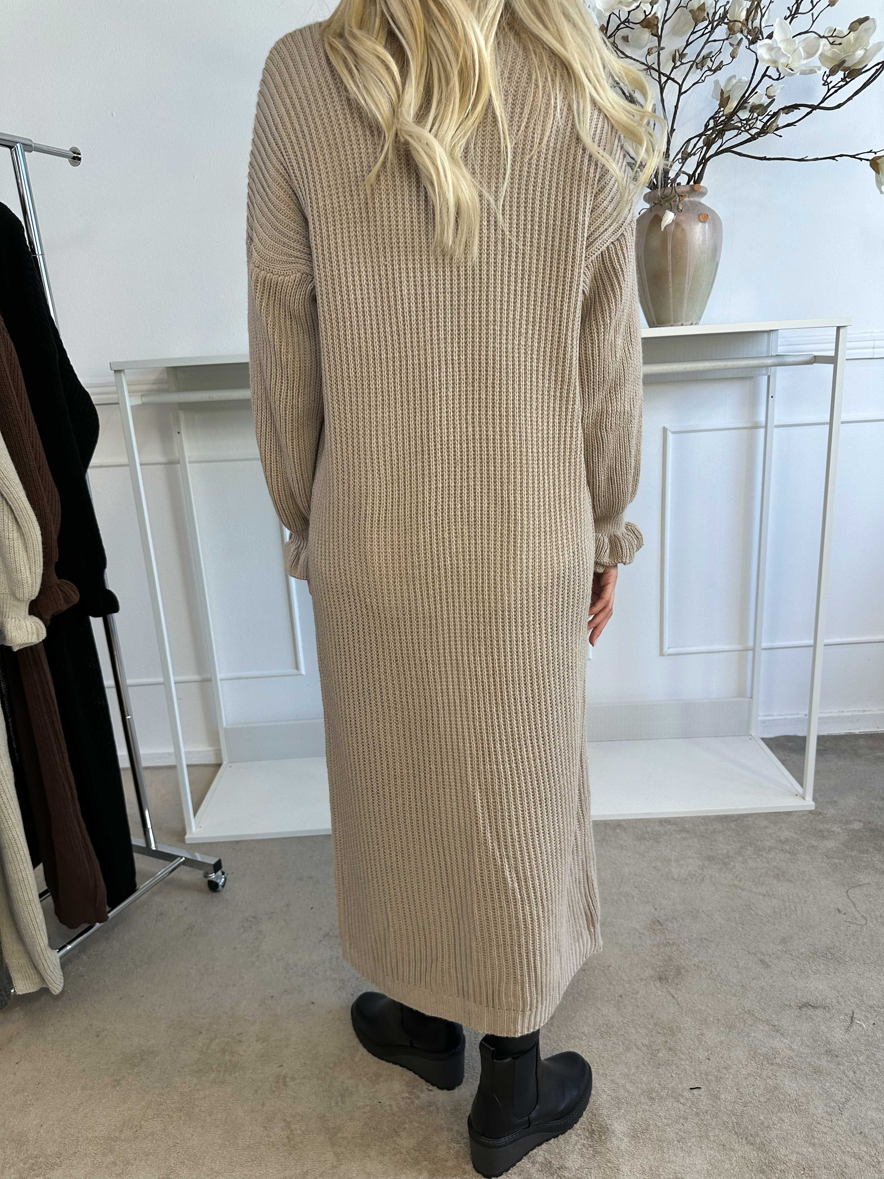 Catalina - Lang strikcardigan med sløjfer og flæsekant